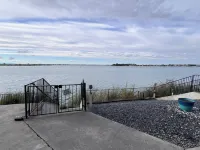 Lake Front 2-bedroom condo on beatiful Moses Lake with Private Hot Tub