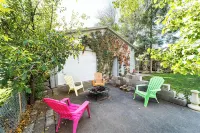 Spacious 4-bedroom 3 bathroom, Non-Smoking home with parking on premises Các khách sạn gần Paris Gibson Square Museum of Art