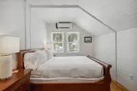 Stanton Apartment B - Historic Retreat 1 Block to Beach