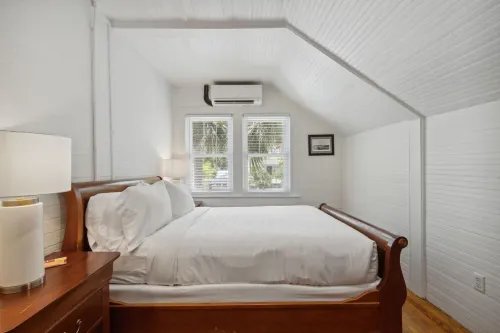 Stanton Apt B / Historic retreat 1 block to beach