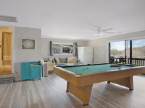 Lakefront 4Bd-2ba; Deep Water; Large Porch; 2 Night Min; Sleeps 14; Pet Friendly Hotels in Sixpound
