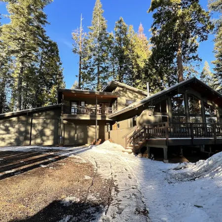 Solitude in the Cedars, Spacious Mountain Home