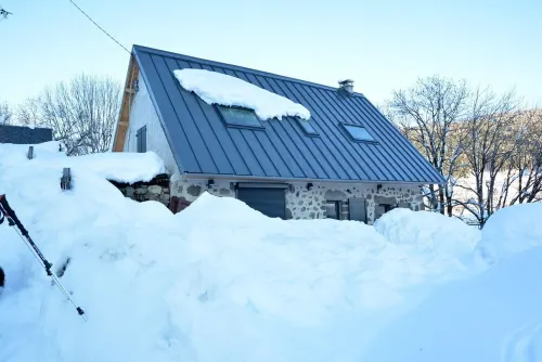Maison en pierre, au calme, terrasse en pelouse avec vue Các khách sạn ở Cantal