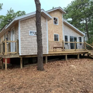 Cozy cottage 3/4 mile from Oak Bluffs harbor
