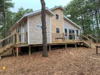 Cozy cottage 3/4 mile from Oak Bluffs harbor