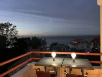 A BALCONY ON THE BASIN AND DIRECT ACCESS TO THE BEACH
