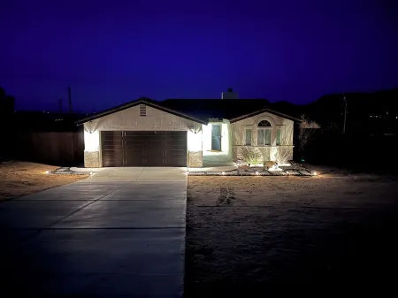 Charming 3-bedroom house with Hot tub, AC and WiFi in awesome Joshua Tree!