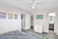 Bright Pompano Beach Aparthotel: Poolside Bliss Just Steps from the Shore!
