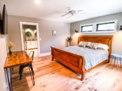 Family Friendly Newfound Lake Home, Sleeps 10, Pool Table, Kayaks & Paddleboards Hotels in Bristol