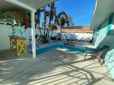 Perfect Location! Coral Sands Beach House II at Indian Rocks Beach! Отели в г. Indian Rocks Beach