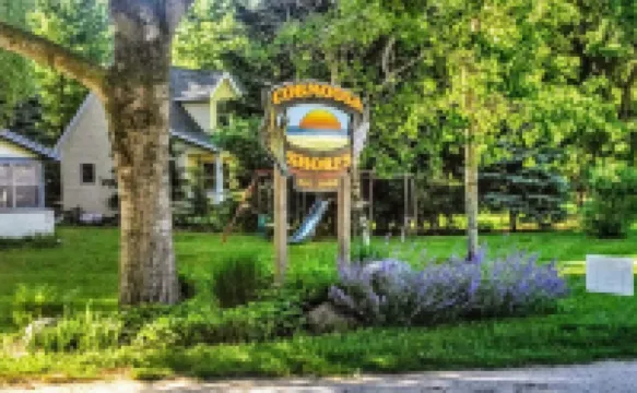 Cobmoosa Shores Cottage: Private Beach, Silver Lake Orv Park, and Wi-Fi!