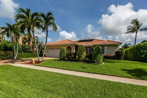 THE WAVES HOUSE! 7 minute walk to the beach, 2 minute walk to the JW Marriott