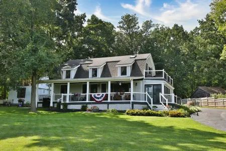 Whole House, Scenic Post and Beam Home Overlooking Canandaigua Lake! Sleeps 10 Отели в г. Канандейгуа