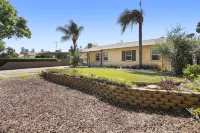 Pool - Game Room - FirePit - Free Parking - Sleeps 12 - Riverside Summer Getaway - บังกะโล