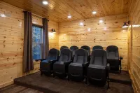 ++Pet Friendly++ PoolTastic Cabin w/ Private Pool, Theater & Arcade