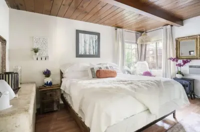 Bohemian bungalow with a private pool โรงแรมใกล้Van Nuys Amtrak Metrolink