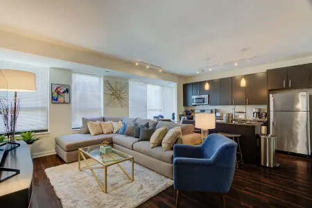 "Serenity of Evanston" 2 BDR/2Bath Modern-Luxe Suite Отели рядом с достопримечательностью «Searle Center for Advancing Learning and Teaching»