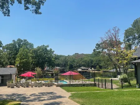 Luxury Lakefront @ Cedar Creek. Private luxury heated pool and Hot Tub!