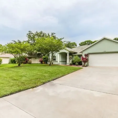 🍹🌞Relaxing Heated Pool!Beautiful Patio,Pet Friendly,Fenced Area, Near Beaches!