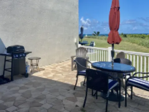 Surf shack on the beach, direct ocean. Hotels in Indialantic