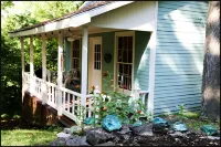 Secluded Romantic Dollhouse BnB in Downtown Historic District