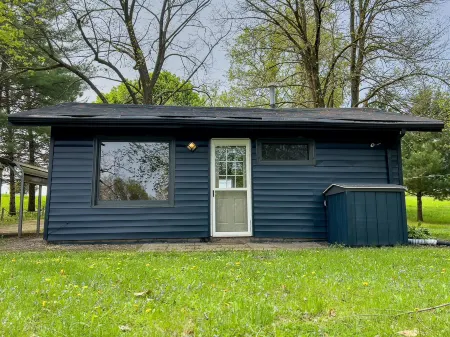 Easton Lake Retreat – Cozy Cottage & Hot Tub