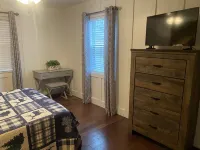 🌟Cozy Mountain Cottage w/ Hot Tub & Porch Swing Bed🌟 데칼프 카운티 호텔