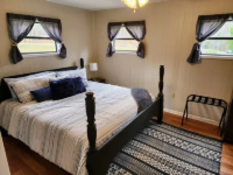 Comfortable 2 Bedroom Cabin - 3 min to Roosevelt State Park. WIFI & Self Checkin