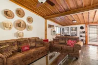 Cozy ranch guest house on 300 acre Ranch, pets okBig Thicket National Preserve 哈丁縣住宿飯店
