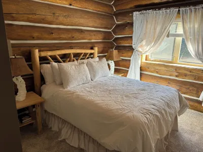 Luxurious 2 Bedroom apt in Cooke City. Upper unit.  Fabulous views.