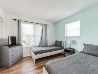 Sandy Feet Retreat - Minutes to Sanibel - Pool - Fast WiFi - Free Parking Hotels in Iona