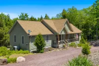 All-in-One - Game Room, Golf Simulator, Hot Tub, BBQ, EV Charger in Jim Thorpe!