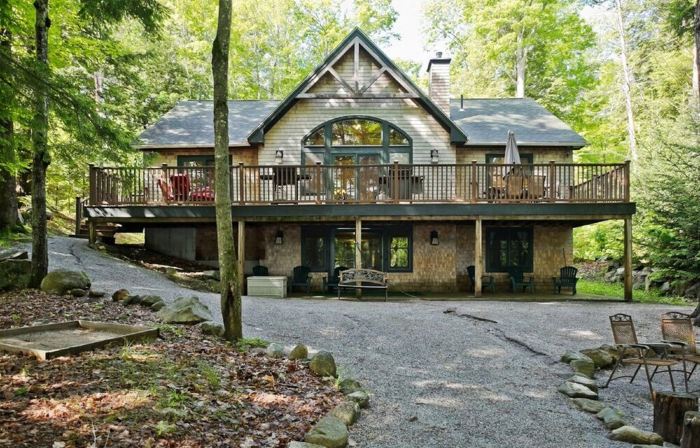Private, Spacious Lakefront Home: Mooring & Floating Dock & Walk to Quaint Town