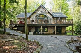 Private, Spacious Lakefront Home: Mooring & Floating Dock & Walk to Quaint Town