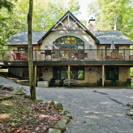 Private, Spacious Lakefront Home: Mooring & Floating Dock & Walk to Quaint Town