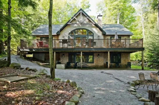 Private, Spacious Lakefront Home: Mooring & Floating Dock & Walk to Quaint Town