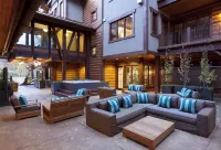 Luxurious Condo - Ski In/Ski Out Access - Close to Gondola - Majestic Views