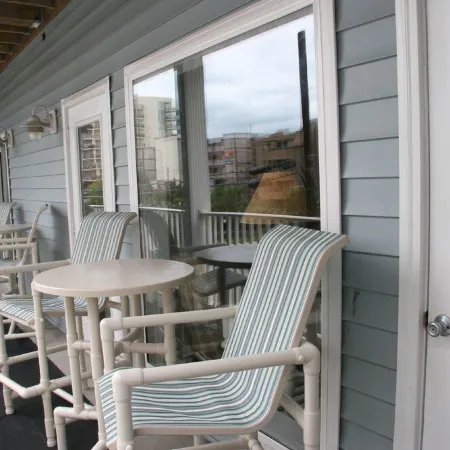Tropical paradise.Luxury Villa, beautiful decor, steps to beach. Pool/ hot tub.