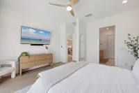 Luxe 2 Ensuites. Salt Pool/Spa. Close 2 Beach, Shops & Food. New! 4 King Beds!