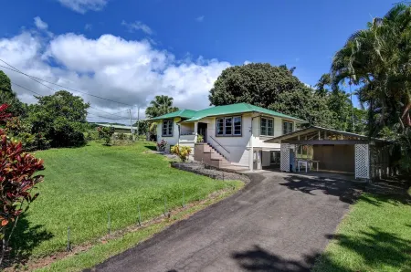 Spacious Historic Estate ~ 5 Min Walk to Hilo & Bay Front Отели рядом с достопримечательностью «Водопады Рейнбоу»