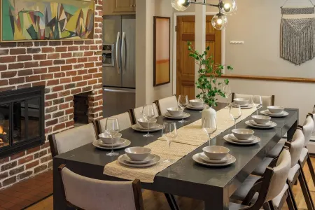 Huge Secluded Yard•Hot Tub•Game Room• 5-15 Min to Du, DTC, DT Отели рядом с достопримечательностью «Packy Romans Park»