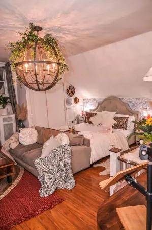 4-Bedroom Historic Garden Oasis Home in Germantown Отели рядом с достопримечательностью «Моррис Арборетум & Гарденс оф Юниверсити оф Пенсильвания»