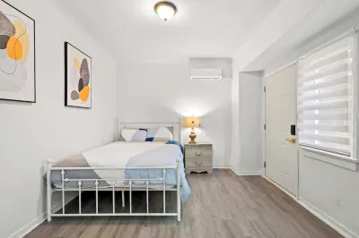 Comfortable Home Near LA With Full Kitchen & Laundry Отели рядом с достопримечательностью «The Lizard Theater Company»