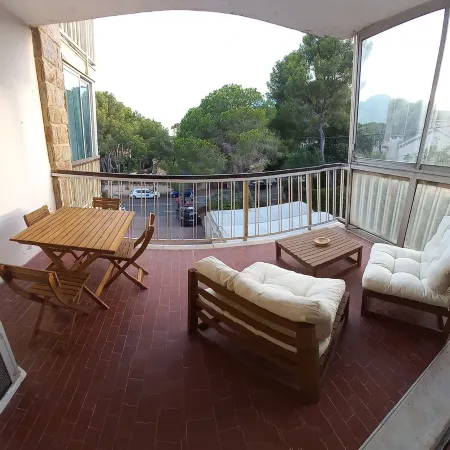 Spacious Studio 5 minutes walk from the beach, air conditioning, WIFI, Terrace