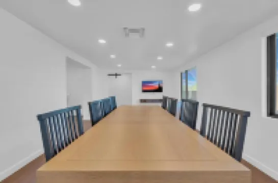 Spacious 4-bedroom Modern House with Gorgeous Mountain Views