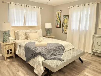 Florida Oasis- Beautiful home sleeps 6 HEATED POOL/NEWLEY RENOVATED