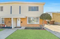 Beautifully Renovated 4 bedroom/2.1 Bathroom Townhome in Des Plaines! Отели рядом с достопримечательностью «Басс Форест-Север»