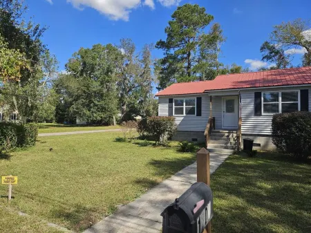Peace and Comfort in this charming home in Live Oak, Florida