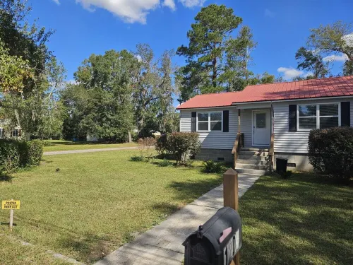 Peace and Comfort in this charming home in Live Oak, Florida