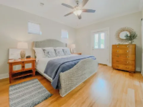 Beach House with View of Water 長灘酒店